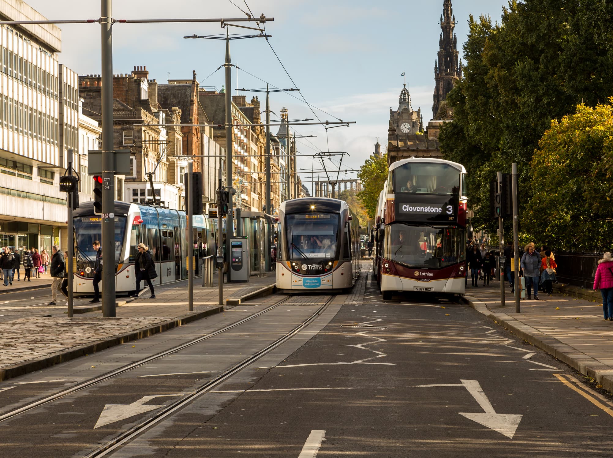 New Digital Travel Trackers Go Live in Edinburgh: Real-Time Info at Your Fingertips